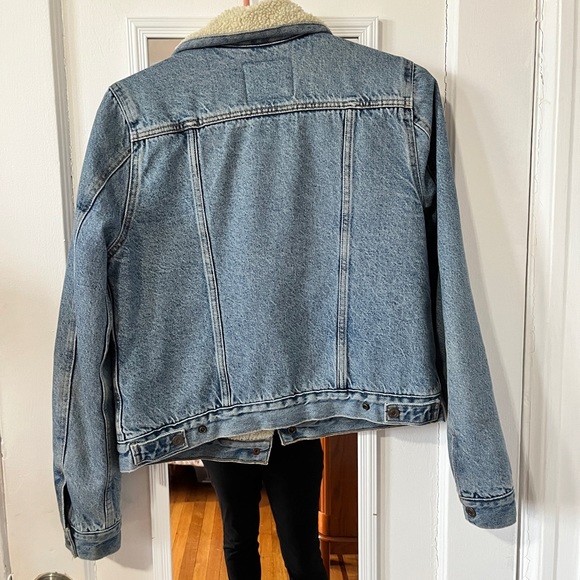 Levi’s women’s jean jacket w/ fleece lining in light denim - Picture 6 of 6